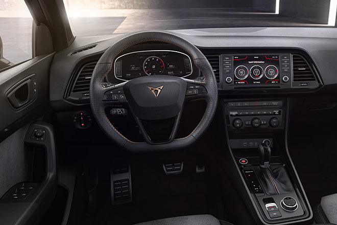 Digitalinstrumente und 8-Zoll-Navi sind Serie, ebenso DCC. Der Ateca verfügt noch über den praktischen Tempomat-Lenkstockhebel