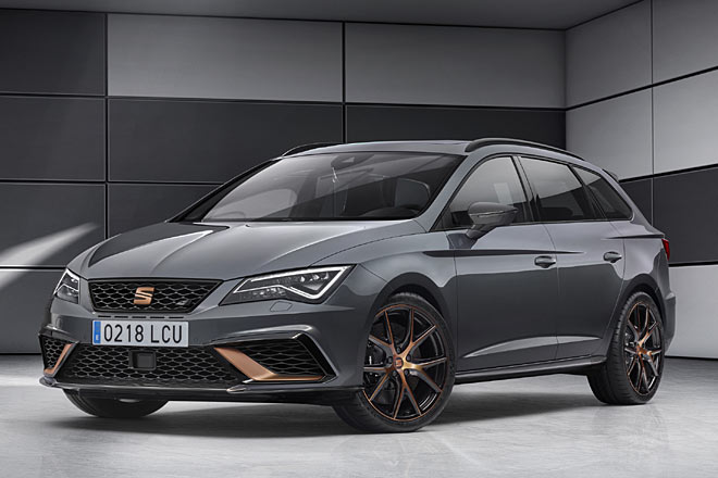 Natürlich erhält auch der Leon das neue Logo, steht hier aber noch mit einem Mischauftritt aus Seat-Badge und Cupra-Akzentfarbe