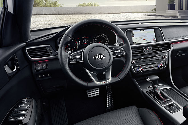 Neues Lenkrad, neue Sitzfarben und neue Dekorleisten im Innenraum