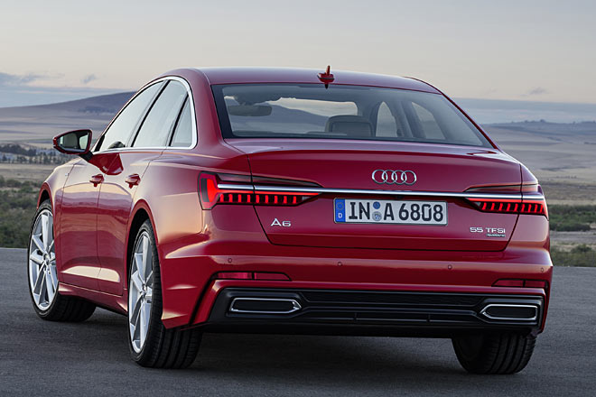 Neues Lichtdesign am Heck und eine breite Chromleiste von Leuchte zu Leuchte, aber kein durchgehendes Lichtband à la A8