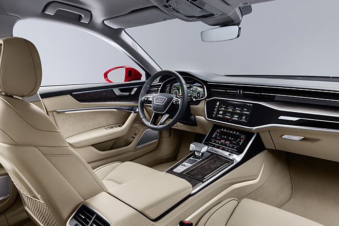 Blick ins Interieur: noch etwas technischer, noch mehr Screens, noch mehr Platz, Abkehr vom Licht-Drehschalter. Grau und beige scheint uns eine gewagte Kombination mit rotem Außenlack