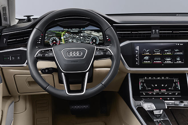 Neu ist das digitale Kombiinstrument und der feste, größere und tiefer platzierte Zentralbildschirm. Navi wird endlich Serienstandard. Darunter befindet sich ein weiterer 8,6-Zoll-Touchscreen zur Steuerung von Klima & Co.