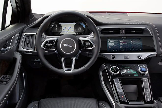 Digitales Kombiinstrument und zwei Touchscreens auf der Zentralkonsole