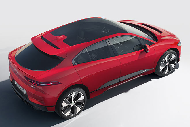 Noch einmal der I-PACE aus der Vogelperspektive. Der seitliche Jaguar-Schriftzug hätte nicht sein müssen, dafür &raquo;