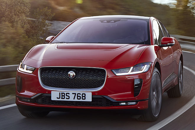 Auf einen speziellen Elektro-Auftritt verzichtet der I-PACE angenehmerweise. Die Tagfahrlichtsignatur sieht etwas nach Golf VII.5 aus