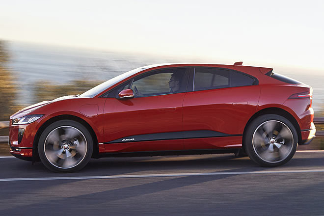 Weil vorne weder dicker Verbrenner noch Getriebe Platz beanspruchen, konnte ein Cab-forward-Design mit kurzer Haube umgesetzt werden. Trotzdem wirkt der I-PACE knackig-sportlich