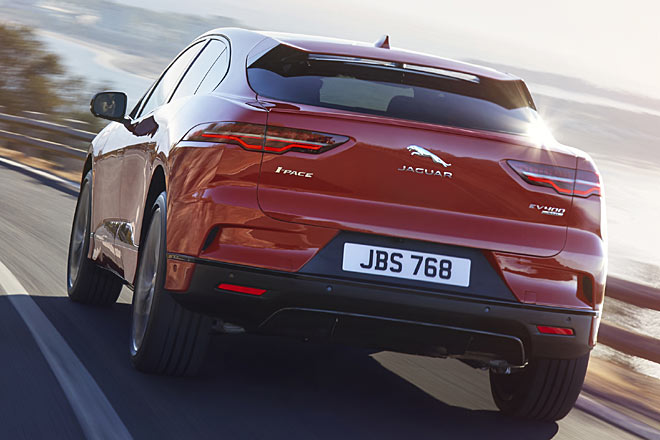 Das Heck folgt mehr dem Wunsch nach schönem Rücken und Aerodynamik als dem nach Praktikabilität und Platz. Der Kofferraum ist trotzdem größer als beim Mercedes GLC