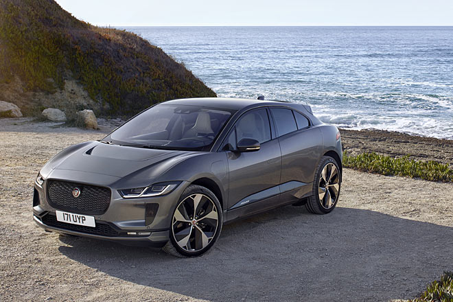 Der I-PACE ist jedenfalls auf den ersten Werksfotos ein ansehnliches Auto geworden