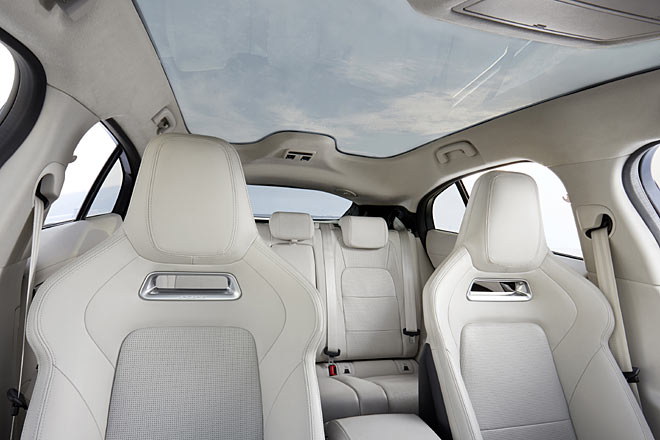 Auffällig sind die filigranen Integralsitze, die fehlende Gurthöhenverstellung und das feststehende Panoramadach. Mangels Kardantunnel gibt es viel Stauraum