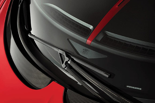 Besonders stolz ist Bugatti auf die erstmals in einem Serienauto aus Kohlefaser umgesetzten Wischerarme. Sie sparen 1,4 Kilogramm Gewicht