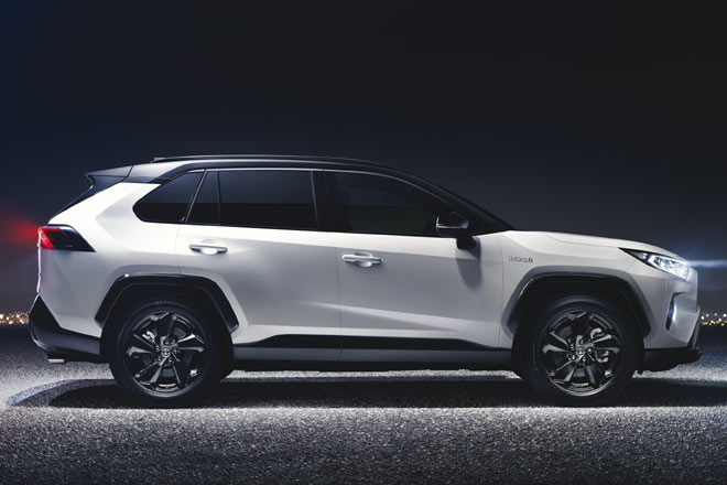 Im Design polarisiert Toyota wieder einmal: Die eckigen Radhäuser, die &raquo;Delle&laquo; in der C-Säule und die nach vorne ansteigende Fensterlinie kann man mögen. Wir mögen sie nicht