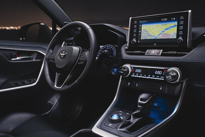 Blick ins Interieur: Zentraler Touchscreen, der größer wirkt als er ist. Der Wählhebel sitzt für Linkslenker-Länder auf der falschen Seite, die Klimabedieneinheit wirkt einfach