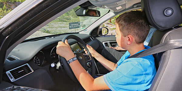 Land Rover: Offroad-Fahrtraining auch für Kinder