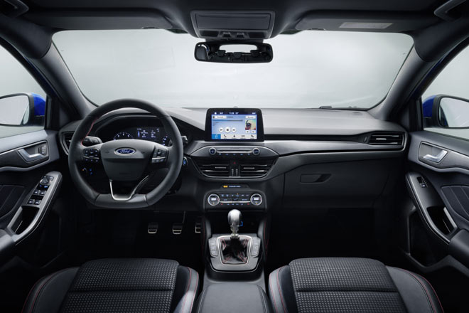 Blick ins Interieur: Hier haben sich die Designer stark am neuen Fiesta orientiert, was kein Nachteil ist