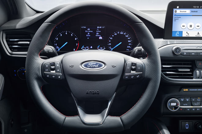 Der 8-Zoll-Monitor dominiert das Bild und lässt Raum für Vergrößerungen zum Facelift. Die Instrumentierung ist &raquo;