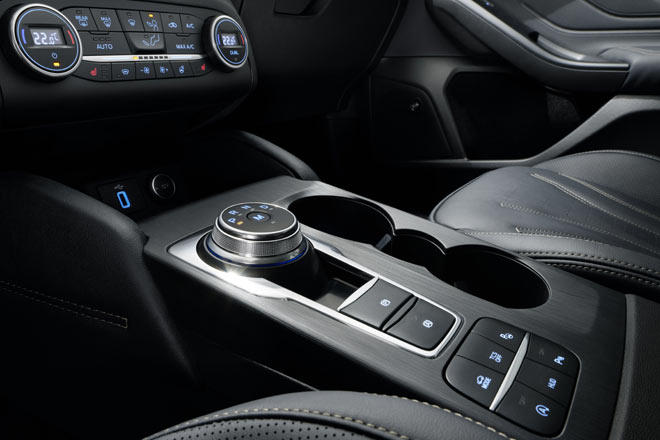 Die Klimabedieneinheit ist so albacken wie funktional, das übrige Ambiente zwar unspannend, aber so edel wie lange nicht bei Ford