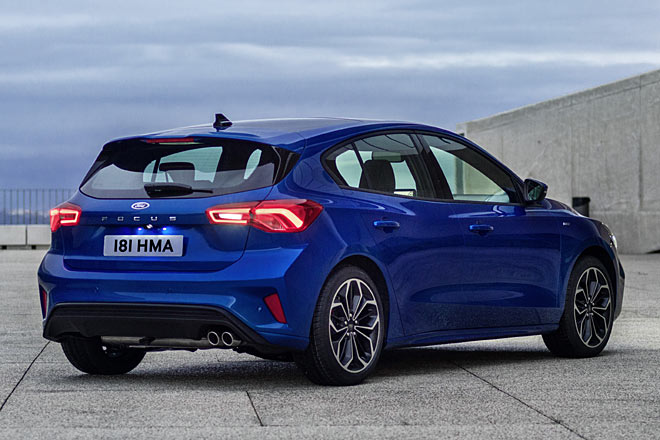 Bulligerer Heckabschluss mit nun geteilten Rückleuchten. Neu ist auch der zentrale Modellschriftzug nach Seat- und neuerdings VW-Vorbild