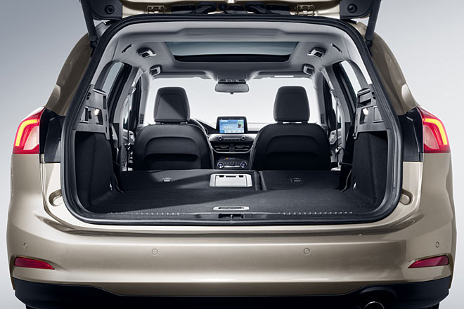 Weil der Kombi im Gegensatz zum Fünftürer fast elf Zentimeter länger geworden ist, kann er deutlich mehr einladen. Der Ladeboden ist auch bei Ford nicht durchgehend waagerecht