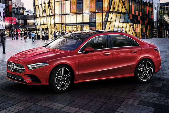 Mercedes zeigt mit der Limousine die zweite Karosserieversion der A-Klasse, zunächst die lange Variante für China