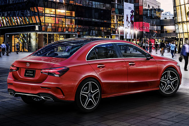 Optisch folgt das Stufenheck der neuen, formal reduzierten Designsprache der Stuttgarter, die uns überwiegend gut gefällt