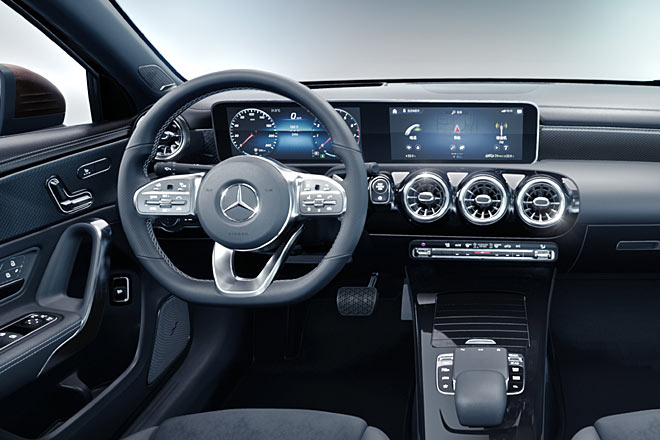 Das hutzenfreie Armaturenbrett mit den beiden Widescreens übernimmt die Limousine natürlich