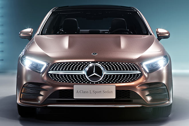 Die an ein iPhone erinnernde Farbe Rosé-Gold will Mercedes nur in China anbieten. Die Powerdomes auf der Motorhaube sind der sportlicheren von zwei Ausstattungslinien vorbehalten