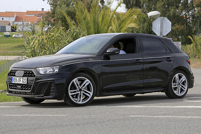 Neue Front mit breitem, eckigem, niedrigen Kühlergrill im Stil des Hauses. Interessanter ist die Umstellung auf nicht mehr brüstungsbasierte Außenspiegel und &raquo;