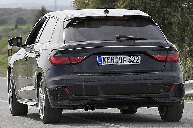 So entfallen die aufwändigen, Q-haften einteiligen Rückleuchten zugunsten der weit verbreiteten geteilten Bauart