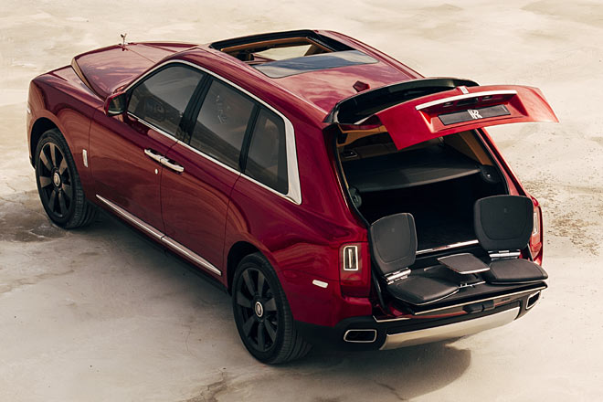 Im Kofferraum sind zwei Sessel und ein Tischchen untergebracht, so dass man das Glas Champagner sozusagen im Freien zu sich nehmen und die Abendsonne genießen kann