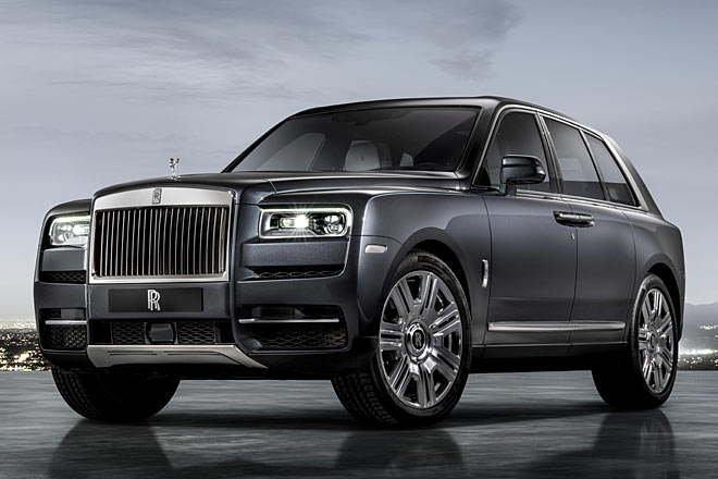 Nochmal der Cullinan in etwas allgemeinverträglicherer Lackierung. Der Antrieb wird besorgt von einem 571 PS starken Zwölfzylinder-Aggregat