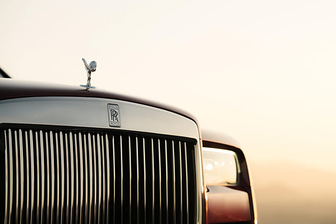 Die höhergelegte Emily, die bekanntlich eigentlich Spirit of Ecstasy heißt, wird in der Rolls-Hierarchie zwischen Ghost und Phantom einsortiert. Den Grundpreis schätzen wir auf 350.000 Euro