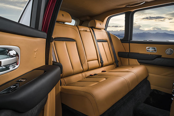 Die hinteren Türen öffnen gegenläufig, das gehört sich so für einen Rolls-Royce. Die Fondpassagiere sitzen höher als Fahrer und Beifahrer