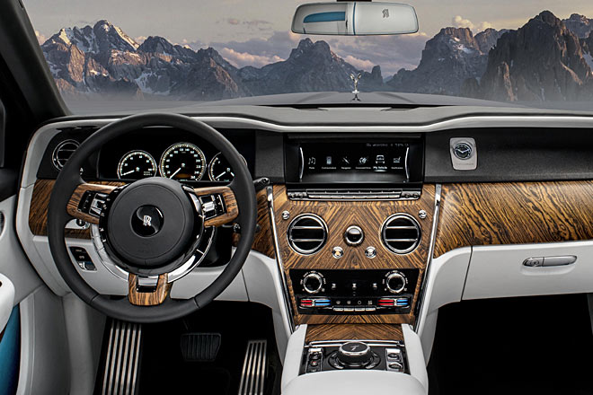 Nochmal das &raquo;Cockpit&laquo; in anderer Farbgebung. Dass handelsübliche Sicherheits-, Assistenz- und Kommunikationssyteme an Bord sind, versteht sich von selbst