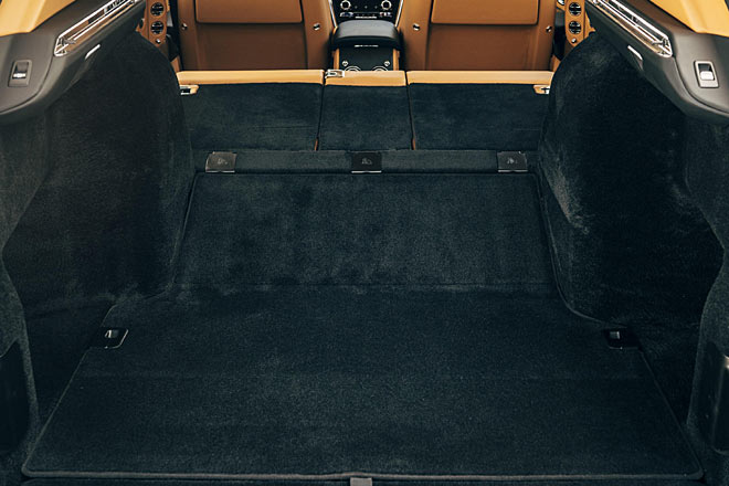 Der Kofferraum ist groß, aber weder riesig noch flach. Eine Glasscheibe trennt das Ladeabteil von den Passagieren