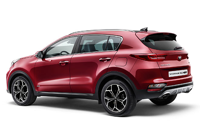 Am Heck entfällt die Chromleiste, gibt es ein neues Innenleben für die Leuchten und neu arrangierte Zusatzleuchten in der Schürze. Der Tankdeckel ändert wegen des AdBlue-Stutzens seine Form von rund zu eckig