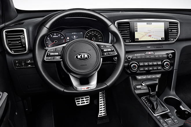 Modifikationen an Lenkrad, Instrumenteneinsatz, Luftduschen und Infotainmentsystemen kennzeichnen das Facelift-Interieur. Weitere Bilder liegen noch nicht vor