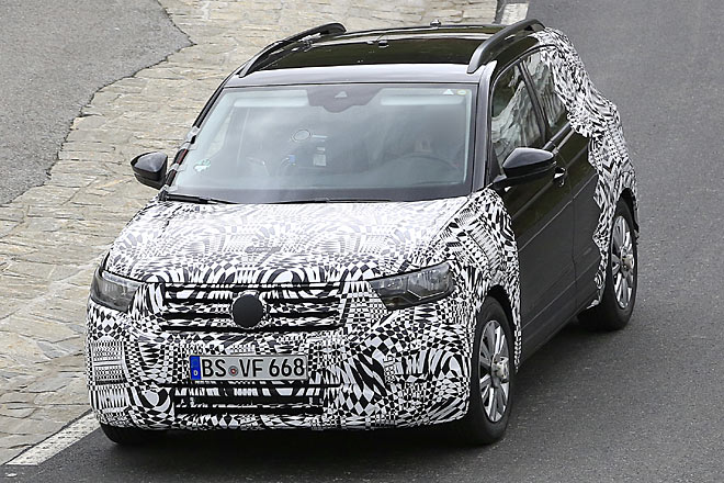 In Österreich dreht der VW T-Cross derzeit Testrunden. Das Versuchsfahrzeug hat gegenüber der letzten Sichtung viel Tarnung abgelegt