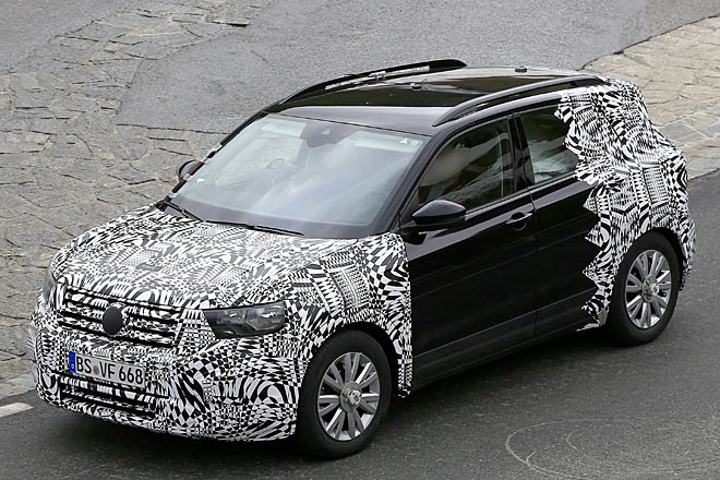 Unspektakuläre Türgrafik mit Polo-Außenspiegel, Stupsnase mit nach unten gezogenem Grill und kompakte Maße kennzeichnen das &raquo;Baby-SUV&laquo;