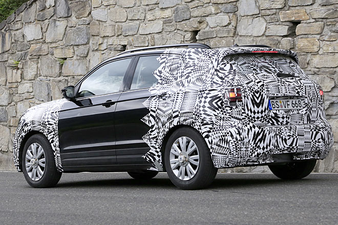 Anders als frühere Prototypen trägt der T-Cross jetzt das Kennzeichen in der Heckklappe statt im Stoßfänger