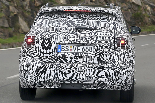 Die Rückleuchten sind wie beim Polo einteilig ausgeführt, was für Abgrenzung zu den größeren Modellen und eine positive Kostenbilanz sorgt