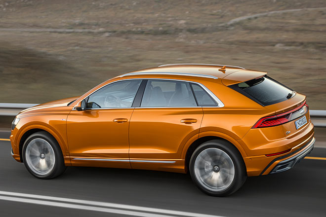 19-Zoll-Räder sind Serie, das Fotomodell trägt mit 22 Zoll die größte Variante. Quattro und 8-Gang-Automatik sind Standard, Allradlenkung und Luftfederung kosten extra