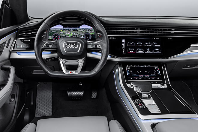 Selbst im Q8 gibt es kein stehendes Gaspedal. Die überdimensionale Fake-Lüftungsleiste wie im Q7 und VW Passat bleibt erhalten