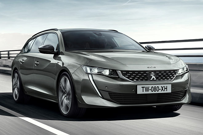 Der SW ist kaum länger als die Limousine und kürzer als das bisherige Modell. Wichtigste Optik-Merkmale sind das sichelförmige Tagfahrlicht und der 508-Schriftzug auf der Haube