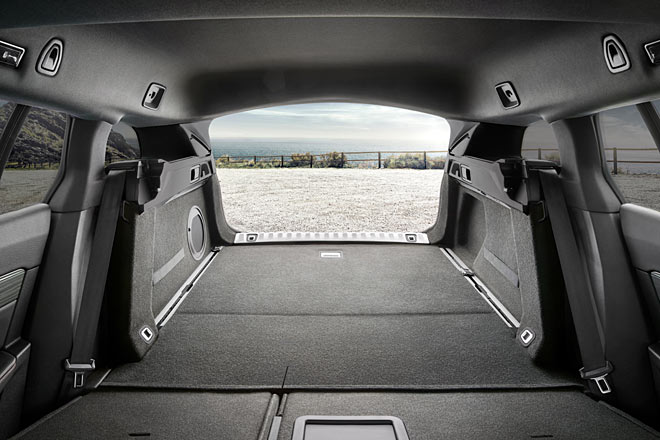 Die Laderaumabdeckung fährt nach oben, die Klappe öffnet nur optional elektrisch. Die Laderaumschienen sind dem Topmodell vorbehalten. Maximal nimmt es der 508 SW mit 1.780 Litern Gepäck auf