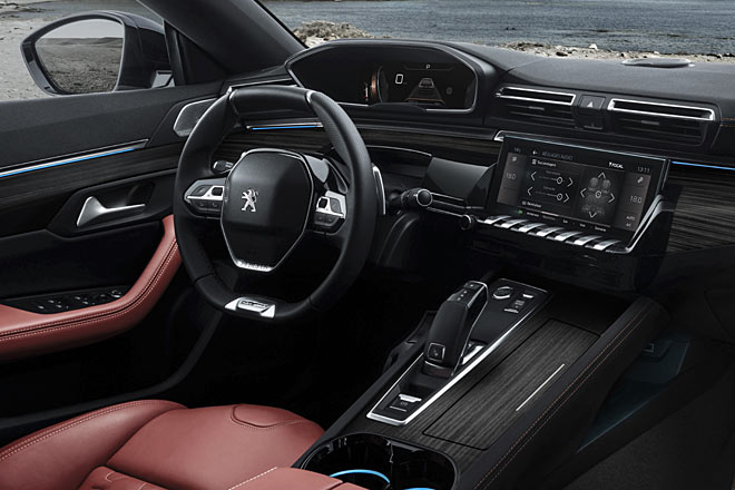 Innen setzen die Franzosen bekanntlich auf das sog. i-Cockpit mit digitalem Instrumentenpanel (max. zehn Zoll) oberhalb des kleinen Lenkrads
