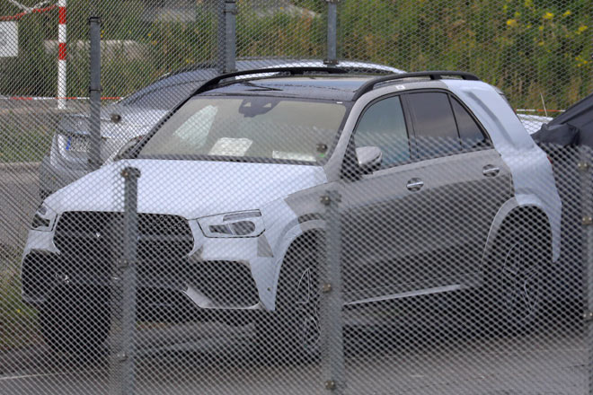 Das Design wird eleganter. Kennzeichen sind der nach unten breiter werdende Grill, schlankere Scheinwerfer und schöner modellierte Radhäuser