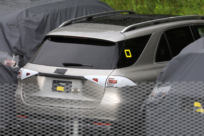 Nochmal der neue GLE mit noch weniger Tarnung und Chrom-Dachreling: Vor allem die Rückleuchten und die Kennzeichenmulde gefallen gut