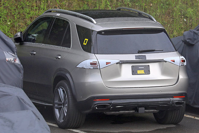 Die charakteristische Gestaltung der C-Säule behält Mercedes bei, verfeinert sie aber mit einer auslaufenden Fuge