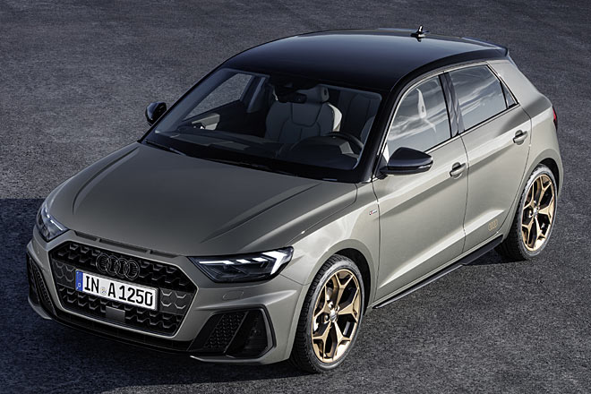 Ungewöhnlich sind die runden Sicken auf der Motorhaube