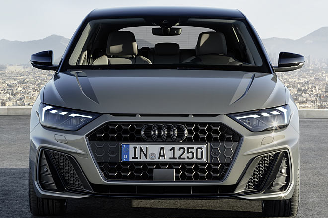 Schön, dass die Sensorik nicht ganz so plakativ wie beim A6 integriert wurde. Allerdings zeigt etwa ein VW Golf, dass es auch ganz unsichtbar ginge